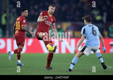 Rom, Italien. Juli 2019. Edin Dzeko von AS Roma beim Serie-A-Spiel zwischen Roma und Lazio im Stadio Olimpico, Rom, Italien am 26. Januar 2020. Foto von Luca Pagliaricci Credit: UK Sports Pics Ltd/Alamy Live News Stockfoto