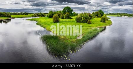 Der Fluss Shannon bildet von der Brücke bei Shannonbridge die Grenze zwischen Counties Offaly und Roscommon und den Provinzen Connacht und Leinster Stockfoto