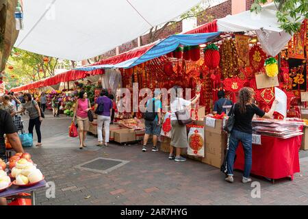 Singapur. Januar 2020. Die Verkaufsstände auf dem chinesischen Markt in der Waterloo Street Stockfoto