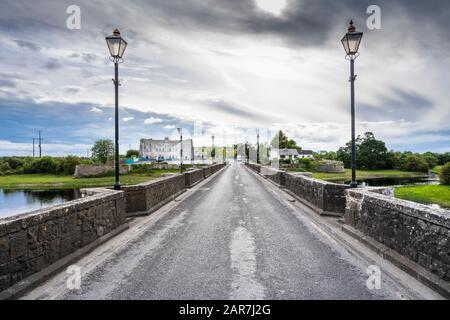 Blick nach Westen auf die Steinbrücke über den Fluss Shannon bei Shannonbridge in Richtung County Roscommon (Connacht) von County Offaly (Leinster) Stockfoto