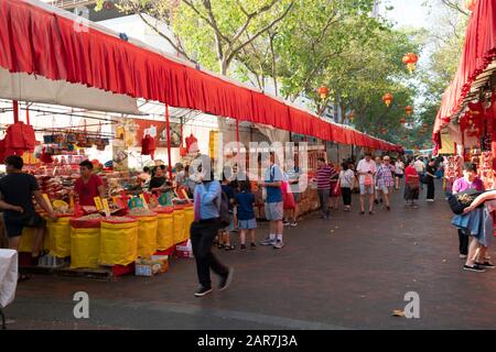 Singapur. Januar 2020. Die Verkaufsstände auf dem chinesischen Markt in der Waterloo Street Stockfoto