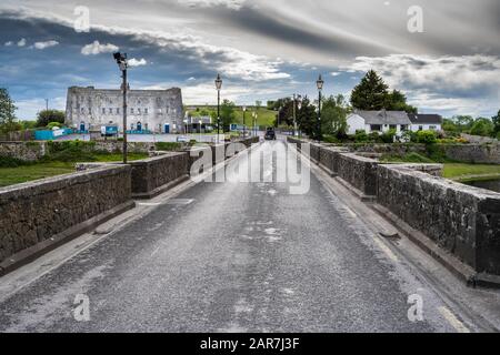 Blick nach Westen auf die Steinbrücke über den Fluss Shannon bei Shannonbridge in Richtung County Roscommon (Connacht) von County Offaly (Leinster) Stockfoto