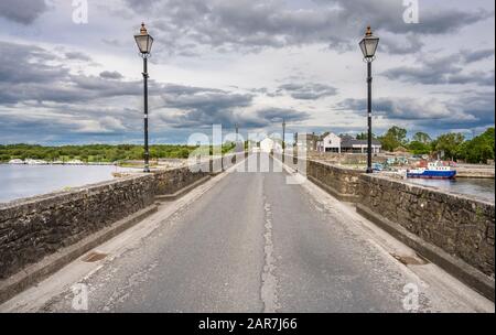 Blick nach Osten auf die Steinbrücke über den Fluss Shannon bei Shannonbridge in Richtung County Offaly (Leinster) vom County Roscommon (Connacht) Stockfoto