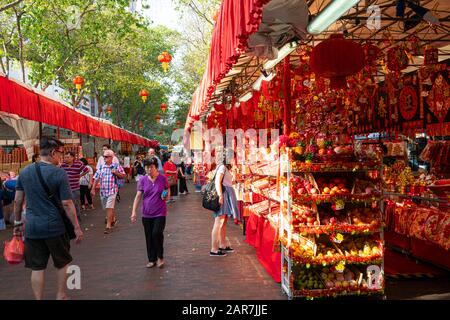 Singapur. Januar 2020. Die Verkaufsstände auf dem chinesischen Markt in der Waterloo Street Stockfoto