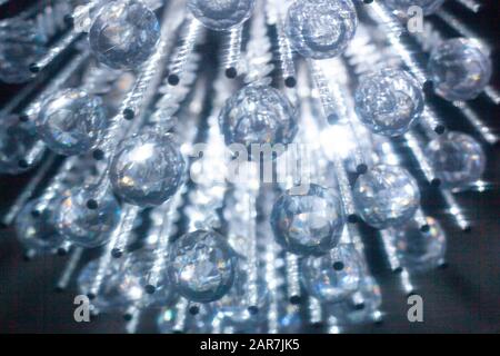 Nahaufnahme von Stillleben unter einem Kronleuchter-Licht. Stockfoto