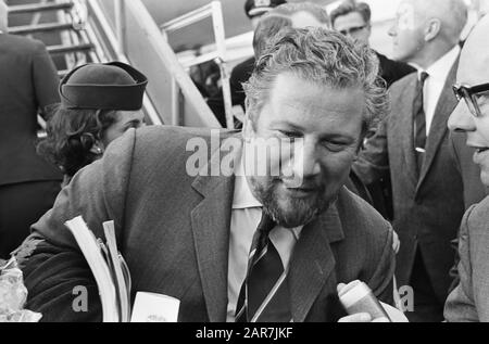 Ankunft der Schauspieler Charlie Chaplin und Peter Ustinov und ihrer Ehefrauen auf Schiphol Peter Ustinov spricht zur Presse Datum: 23. Juni 1965 Ort: Noord-Holland, Schiphol Schlüsselwörter: Ankünfte, Schauspieler persönlicher Name: Ustinov, Peter Stockfoto