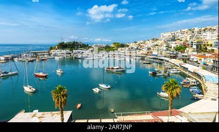 Mikrolimano-Jachthafen in Piräus, Athen, Griechenland. Panoramablick auf den schönen Hafen mit Segelbooten. Landschaft der Stadtküste mit malerischem Meereshafen. Stockfoto