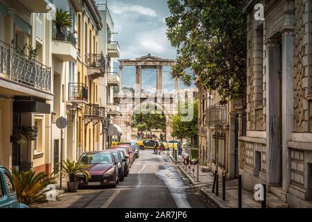 Alte Straße in Athen mit Blick auf den antiken Hadriansbogen oder das Hadrianstor, Griechenland. Dieser Bogen ist eines der wichtigsten Wahrzeichen Athens. Schöner sc Stockfoto