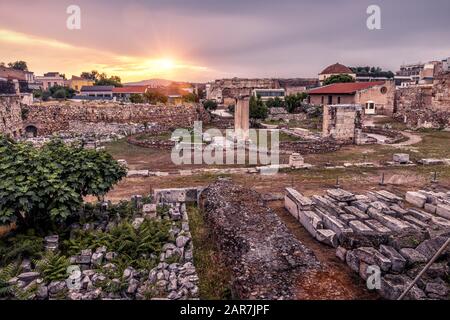 Bibliothek von Hadrian bei Sonnenuntergang, Athen, Griechenland. Es ist eines der wichtigsten Wahrzeichen Athens. Wunderschöner Panoramablick auf Hadrians Bibliothek im Zentrum von Athen Stockfoto