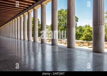 STOA von Attalos im antiken Agora, Athen, Griechenland. Es ist eine der wichtigsten Touristenattraktionen Athens. Panoramasicht auf Stoa-Säulen mit Perspektive Stockfoto