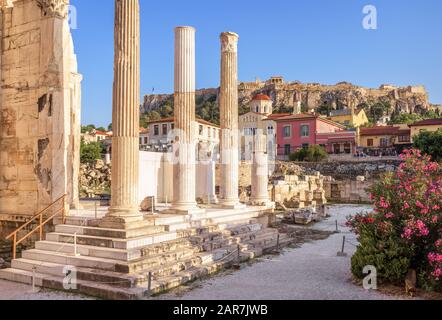 Bibliothek von Hadrian mit Blick auf Akropolis, Athen, Griechenland. Es ist eines der wichtigsten Wahrzeichen Athens. Antike griechische Ruinen im Stadtzentrum von Athen in Stockfoto