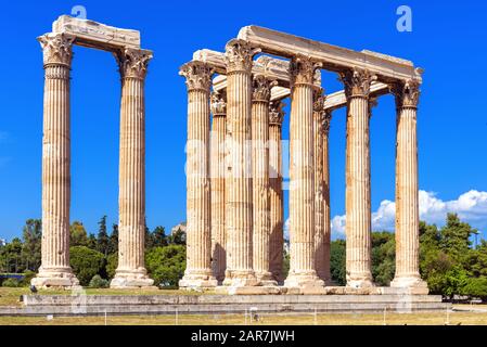 Der Olympische Zeus Tempel im Sommer, Athen, Griechenland. Es ist eines der wichtigsten Wahrzeichen Athens. Majestätischer Blick auf Die Antiken griechischen Ruinen im Sommer. Großartige Säulen von Stockfoto