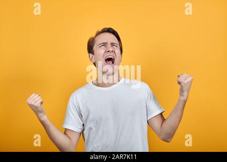 Emotionen verzweifeln Angst Wut. Hebt seine Hände in Wutanschreien mit geöffnetem Mund auf Stockfoto