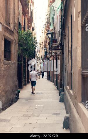 ARSELONA, SPANIEN - 6. AUGUST 2019:Touristen auf den Straßen der Altstadt von Barcelona an einem schwülen Sommernachmittag Stockfoto