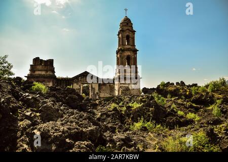 Der Glockenturm einer Kirche, die aus einem Vulkan Lavafeld, Paricutin, Mexiko Stockfoto