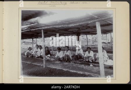 Fotoalbum Deli Maatschappij: Enterprises Boekit Malintang/Aer Poetih Pickers in einem Lager bei der Firma Boekit Malinting Annotation: Aufschrift: Boekit Malintang Februar 1930. Februar 1930 Stockfoto