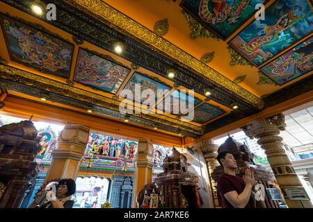 Singapur. Januar 2020. Die Gläubigen beteten im Sri Krishanan-Tempel Stockfoto