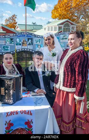 Moskau, Russland-1. Oktober 2016: Nachfahren der Kosaken beim Messe- und Kosaken-Treffen. Rekonstruktion historischer Ereignisse der Hochzeit von t Stockfoto