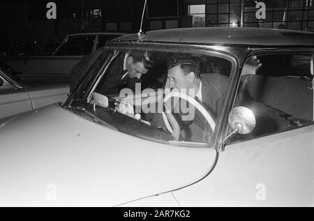 Polizeiliche Ermittlungen nach einem Raubüberfall auf eine Poststelle in der Duivendrecht-Polizei untersuchen ein Auto (Citroën DS) auf Fingerabdrücke Datum: 23. september 1966 Standort: Noord-Holland, Older-Amstel Schlüsselwörter: Autos, Verbrechen, Detektiv Stockfoto