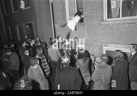 Die Polizei evakuiert ein weiteres besetztes Haus in der Sarphatistraat. Menschen, die innerhalb des Datums klettern: 26. März 1970 Schlüsselwörter: Polizei, Berufe Stockfoto