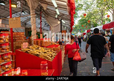 Singapur. Januar 2020. Die Verkaufsstände auf dem chinesischen Markt in der Waterloo Street Stockfoto