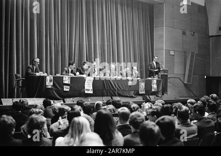 Politisches Jugendforum in Krasnapolsky, Reviews Annotation: Hinter dem Tisch auf der Bühne eine Reihe von Politikern, darunter Van der Spek und Vonhoff (2. Und 3. Von links). Hinter der Plattform Scholten (CHU) Datum: 24. Januar 1967 Ort: Amsterdam, Noord-Holland Schlüsselwörter: OVERVICES, NAME DER POLITISCHEN Institution: Krasnapolsky Stockfoto