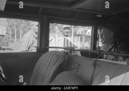 Krawang, Poerwakarta, Tjikampek Polizeiaktion. Krawang-Sektor. Zwei Beamte sprechen mit einem anderen Beamten in einem Stabskwagen Datum: 23. Juli 1947 Standort: Indonesien, Java, Niederländische Ostindien Stockfoto