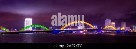 Drachenbrücke in der Nacht die Ikone der Stadt da Nang, Vietnam Stockfoto