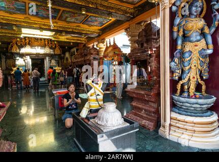 Singapur. Januar 2020. Die Gläubigen beteten im Sri Krishanan-Tempel Stockfoto