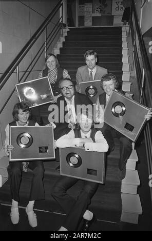 Popgroep The Shuffles erhält Goldplatte für Cha la, ich brauche Sie im Hotel Gooiland in Hilversum. The Shuffles with Record, in the Middle Joost den Draaier (Pseudonym für Willem van Kooten) Annotation: The Shuffles bestand aus Sänger Albert West (unten links), Bassist Hans van Liempt. Keyboarder Hans Sleutjes und Gitarrist Henk van den Heuvel. Rear Right Manager Jan Vis Datate: 12. Februar 1970 Ort: Hilversum, Noord-Holland Schlüsselwörter: Platten, Popgruppen persönlicher Name: Draaier, Joost den, Koosten, Willem van, Shuffles, The Stockfoto