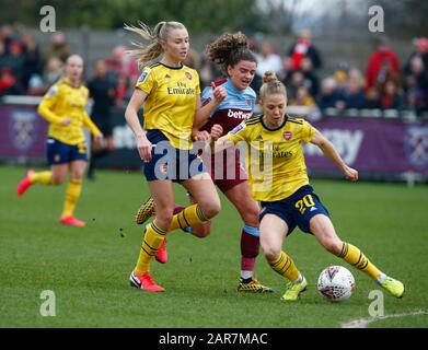 Dagenham, Großbritannien. Februar 2018. Dagenham, ENGLAND - 27. JANUAR: L-R Leah Williamson von Arsenal Leanne Kiernan von West Ham United WFC und Leonie Maier von Arsenal während Des Vierten Runden Matches Im Fa Cup Der Frauen zwischen West Ham United Women und Arsenal im Rush Green Stadium am 27. Januar 2020 in Dagenham, England7 Credit: Action Foto Sport/Alamy Live News Stockfoto