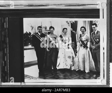 Königlicher Besuch in Brüssel, offizielles Foto von Prinz Albert, Prinzessin Paola, Prinzessin Beatrix, Königin Juliana und König Baudouin Datum: 30. Mai 1960 Ort: Brüssel Stichwörter: Besuchen Sie den persönlichen Namen: Albert Prinz, Beatrix, Prinzessin, Baudouin, König von Belgien, Paola, Prinzessin von Belgien Stockfoto