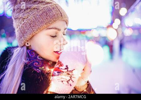 Mädchen hält Pappglas mit Kaffee oder heißem Tee im Winter in warmen Fäusten Stockfoto