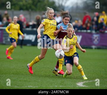 Dagenham, Großbritannien. Februar 2018. Dagenham, ENGLAND - 27. JANUAR: L-R Leah Williamson von Arsenal Leanne Kiernan von West Ham United WFC und Leonie Maier von Arsenal während Des Vierten Runden Matches Im Fa Cup Der Frauen zwischen West Ham United Women und Arsenal im Rush Green Stadium am 27. Januar 2020 in Dagenham, England7 Credit: Action Foto Sport/Alamy Live News Stockfoto