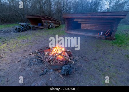 Öffentliches Campinghaus in der Natur Dänemarks außerhalb des Waldes. Stockfoto