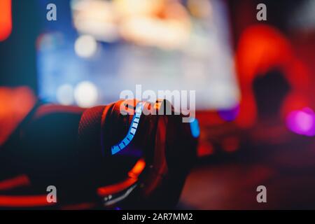 Kopfhörer mit Hintergrundbeleuchtung für Video-Gamer Computer esports im Internetcafé Stockfoto