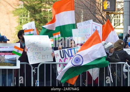 New York, Vereinigte Staaten. Januar 2020. New York, New York - 26. Januar 2020: Demonstranten versammelten sich vor dem indischen Konsulat in New York, um die Entscheidung der indischen Regierung über Einwanderung und Entrechtung von Muslimen in Indien am 26. Januar 2020 zu nennen. (Foto von Ryan Rahman/Pacific Press) Credit: Pacific Press Agency/Alamy Live News Stockfoto