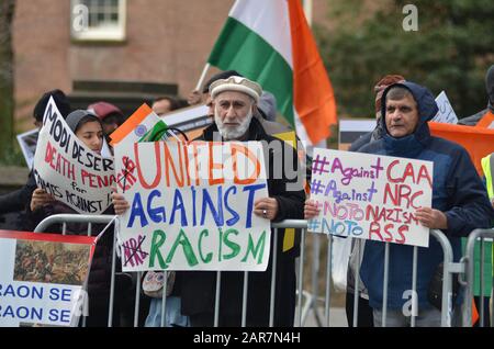 New York, Vereinigte Staaten. Januar 2020. New York, New York - 26. Januar 2020: Demonstranten werden während des Mega-Protests vor dem indischen Konsulat in New York mit Bannern beobachtet, um die Entscheidung der indischen Regierung über Einwanderung und Entrechtung von Muslimen in Indien am 26. Januar 2020 zu nennen. (Foto von Ryan Rahman/Pacific Press) Credit: Pacific Press Agency/Alamy Live News Stockfoto