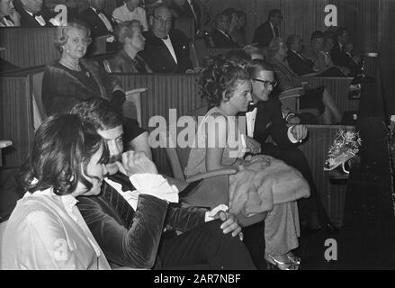 Prinzessin Margriet und Pieter van Vollenhoven besuchen Premiere des Films Oliver Premiere im Kino Du Midi in Amsterdam. Verließ den Schauspieler Oliver Reed mit seiner Frau Datum: 19. Dezember 1968 Ort: Amsterdam, Noord-Holland Schlagwörter: Schauspieler, Kinos, Prinzessinnen persönlicher Name: Margriet (Prinzessin Niederlande), Reed, Oliver, Vollenhoven, Pieter van Institutioningsnaam: Du Midi Stockfoto