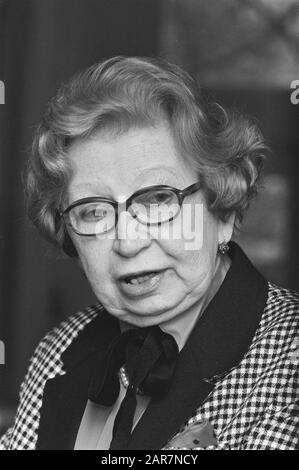 Präsentationsbuch Erinnerungen an Anne Frank van Miep Gies an der Anne Frankhuis in Amsterdam; Miep Gies Datum: 5. Mai 1987 Ort: Amsterdam, Noord-Holland Schlüsselwörter: Porträts Personenname: Gies, Miep, Gies-Santrouschitz, Hermine Institutionenname: Anne Frank House Stockfoto