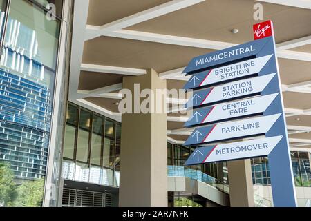 Miami Florida, MiamiCentral Mixed Use Bahnhof Transport Center Center, Schild Richtungen Pfeile vor der Außenseite Stockfoto