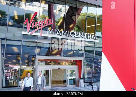 Miami Florida, Downtown, Virgin MiamiCentral, gemischtes Verkehrsmittel im Zentrum des Bahnhofs, Vordereingang, Geschäftsmann, Mann, Männer, Erwachsene, e Stockfoto