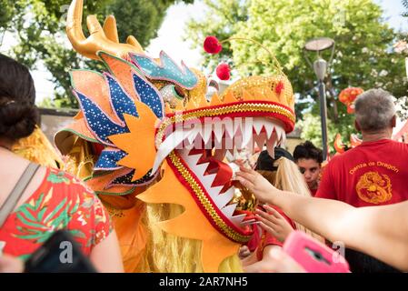 Hauptstadt Federal, Buenos Aires/Argentinien; 25. Januar 2020: Menschen, die versuchen, einen goldenen chinesischen Drachen zu berühren, auf der Suche nach Glück für den neuen Mond Ye Stockfoto