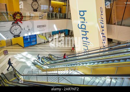 Miami Florida, Virgin MiamiCentral, gemischtes Verkehrskreuzzentrum am Bahnhof, innen innen, innen, innen, Treppen, Rolltreppe, Werbung Stockfoto