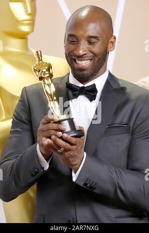 Hollywood, Ca. März 2020. Kobe Bryant, Glen Keane (Bester Animierter Kurzfilm) posieren im Presseraum während der 90. Annual Academy Awards im Hollywood & Highland Center am 4. März 2018 in Hollywood, Kalifornien. ( Credit: John Rasimus)/Media Punch ***Nur Frankreich, Schweden, Norwegen, Denark, Finnland, Usa, Tschechien, Südamerika***/Alamy Live News Stockfoto