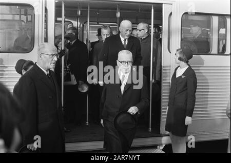 Präsident Heinemann fährt mit dem Hubschrauber von Schiphol nach Rotterdam. Heinemann hinter dem Hubschrauberfenster Datum: 25. November 1969 Stichwörter: Präsidenten, Züge Personenname: Heidemann, Gustav Stockfoto