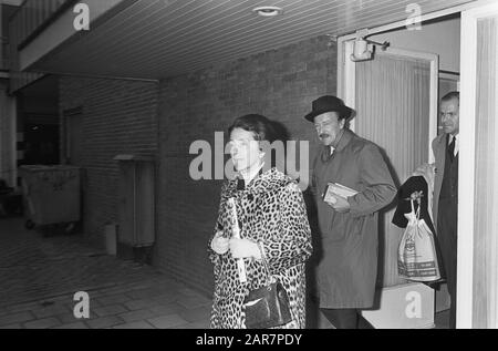 Prinz Aschwin und Prinzessin Simone van Schiphol verließen das Hotel für New York Datum: 4. april 1966 Ort: Noord-Holland, Schiphol persönlicher Name: Arnoux, Simone, Aschwin, Prinz Stockfoto