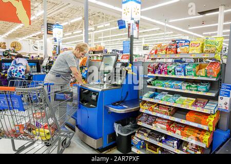 Hallandale Florida, Walmart Big-Box, innen, innen, innen, Shopping Shopper Shopper Shop Shops Markt Märkte Markt Kauf Verkauf, reta Stockfoto