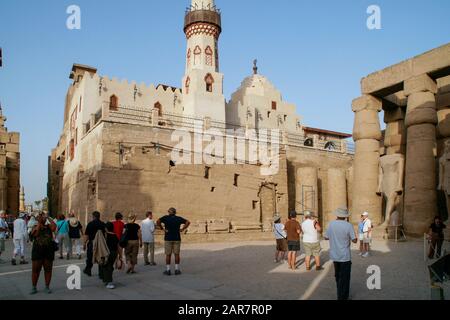 Die Moschee von Abu el-Haggag steht auf den alten Säulen des Luxor-Tempels Stockfoto