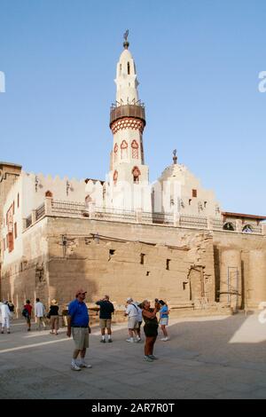 Die Moschee von Abu el-Haggag steht auf den alten Säulen des Luxor-Tempels. Stockfoto